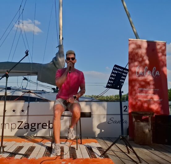 Pridruži se individualnoj ili grupnoj nastavi pjevanja.